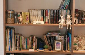 お洒落に飾られた本棚