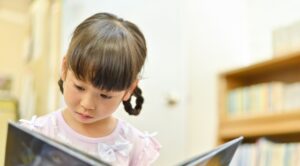 読書する女の子