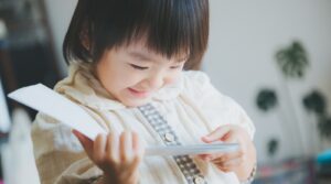 自分で本を読む女の子