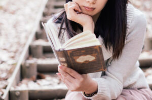 読書する女性