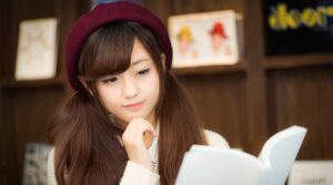 読書をする知的な美女