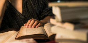 本を読みふける